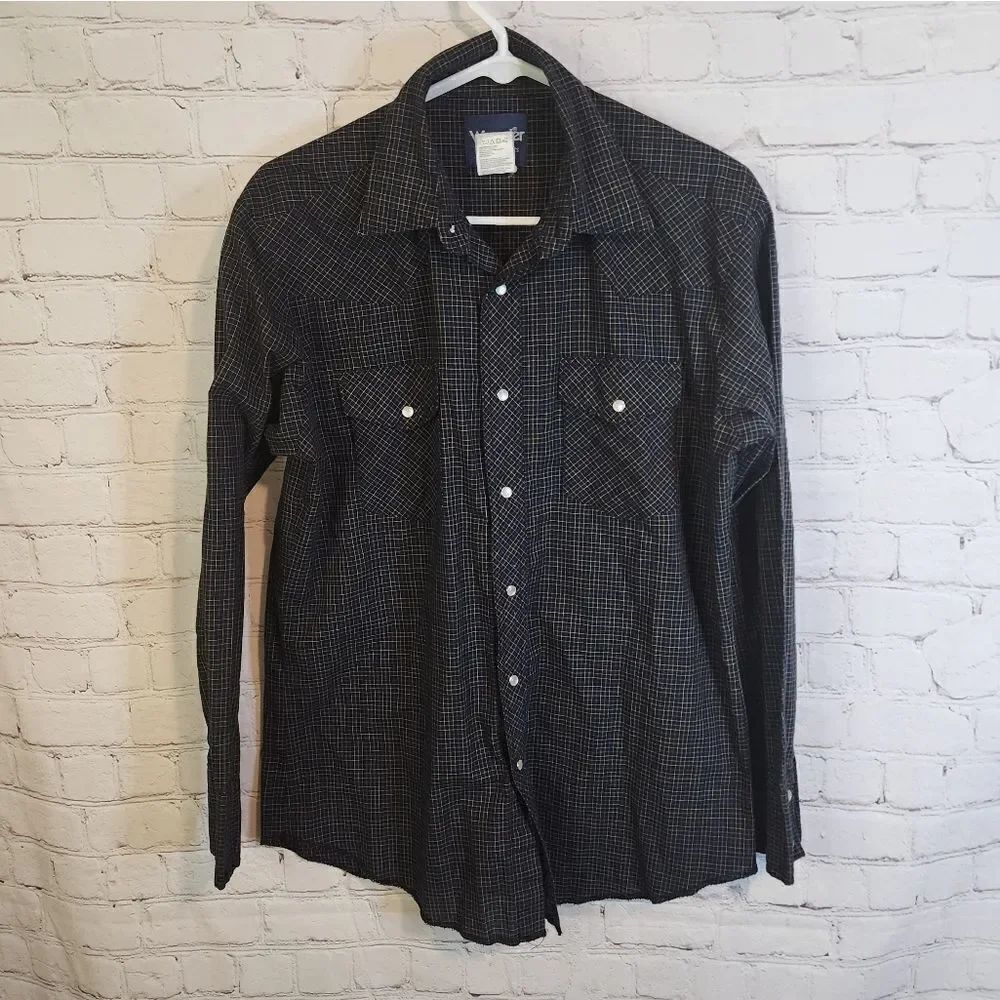 Men's Wrangler longsleeve pearl snapped shirt, size Medium